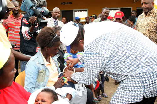 0018 Vice President of Angola vaccinating children against polio in Lunda Sul province0018: Vice President of Angola vaccinating children against polio in Lunda Sul province