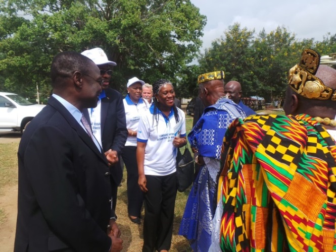 Dr Lucile Imboua, Représentant de l’OMS, saluant le vénéré Roi des Ewés, Togbui Agokoli
