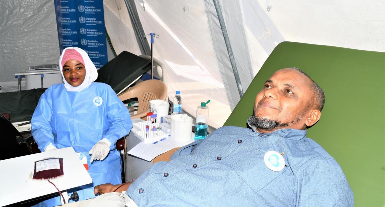 Maître Ahmed Ali Abdallah, avocat au Barreau de Moroni, est venu faire un don de sang sur le site de collecte ouvert par UN Clinic et OMS