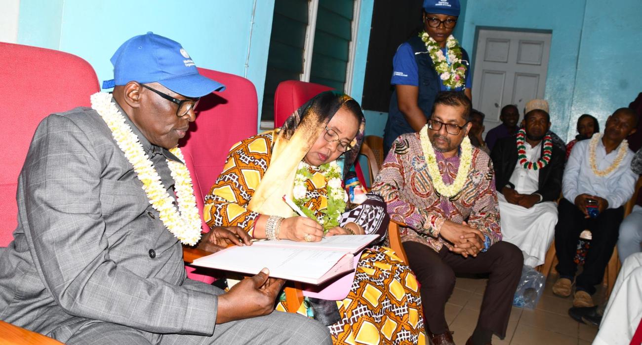 Remise du matériel au CSD de Domoni Anjouan en présence de la Ministre de la Santé des Comores