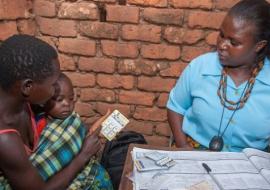 A community health worker, Frida Kabwango, diagnoses and treats 3 year old James Mabvuto for malaria at Matapila Village Clinic in Ntcheu District, Malawi. WHO / A. Gumulira
