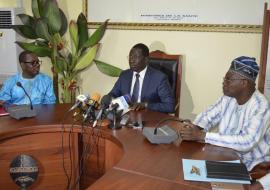 Au milieu, Dr A. SEIDOU, Ministre de la  Santé au cours  de sa déclaration entouré à gauche de Dr Lucien TOKO (D/Cabinet) et à droite, M. François AGOSSOU (OMS/Bénin)