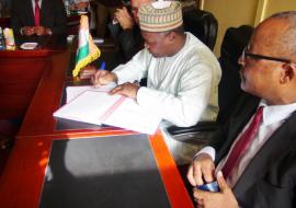 Le Ministre de la Santé Publique Dr Idi Illiassou signant le document Le Ministre de la Santé Publique Dr Idi Illiassou signant le document