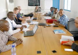 Le but principal de la mission: échanger avec les personnels clés du Bureau et les parties prenantes dans le pays pour mieux comprendre la situation humanitaire de la RDC qui perdure depuis plus de vingt ans, les gaps dans le domaine de la gestion de l’information sanitaire et les solutions possibles. Réunion de travail et d'échange entre la délégation conjointe de la gestion de l'information et une équipe technique du Bureau Pays de l'OMS conduite par le Dr Dah Cheikh, en charge du Bureau (OIC). OMS/Eugene Kabambi.