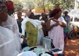 Vaccination d'une femme en âge de procréer à Labé