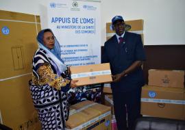 Le WRai Dr DIARRA Abdoulaye à la remise des kits et équipements à la Ministre de la Santé des Comores