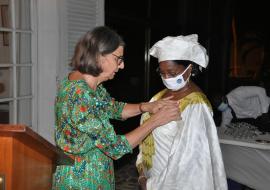 Son Excellence, Mme Jocelyne CABALLERO, Ambassadrice de France au Togo, remettant la médaille d’honneur à Dr Fatoumata Binta Tidiane DIALLO, Représentante Résidente de l’OMS au Togo