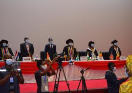 Une vue d’ensemble des officiels avec au milieu, le Ministre de la Santé en costume sombre et une cravate noire entourée de ses hôtes