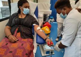 Dre Tania BISSOUMA-LEDJOU Représentante Résidente p.i de l’OMS Bénin et donneur de sang volontaire a montré l’exemple en donnant son sang dans le car mobile de l’Agence Nationale de Transfusion Sanguine (ANTS) en marge des manifestations du lancement de la JMDS 2022