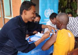 Séance de vaccination avec l'OMS et le Ministère de la Santé Publique