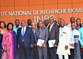 Photo de groupe comprenant le Ministre de la Santé Publique, Hygiène et Prévention avec les parrticipants à la formation ainsi que les différents partenaires devant le bâtiment principal de l'Institut national de recherche biomédicale, (INRB) de Kinshasa