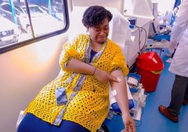 La Représentante p.i de l’OMS, au Bénin, Dr Tania BISSOUMA-LEDJOU qui vient de donner son sang afin de sauver des vies
