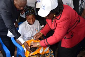 Le Ministre ivoirien de la santé à donné le coup d’envoi du premier passage des JNV polio pour l’année 2012 en vaccinant ce nouveau-né. Son geste a été suivi par tous les partenaires dont le Représentant de l’OMS