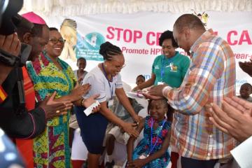 Le Kenya prend des mesures cruciales de lutte contre le cancer du col de l’utérus et introduit le vaccin contre le papillomavirus humain dans son calendrier de vaccination systématique