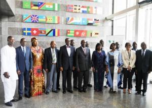 Le Premier Ministre ivoirien en compagnie du Président de la BAD, de la Directrice régionale de lOMS et des différents ministres de la santé et des Finances des pays invités