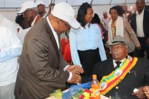 Dr Akpaka Kalu WHO Ethiopia Representative greeting Former president of FDRE Mr Girma Woldegiorgis