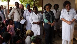 Visita ao Centro de Saúde Eduardo Mondlane em Pemba:  Ministra da Saúde à Direita, Representante da OMS em Moçambique à esquerda 