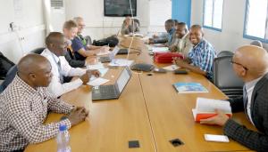Réunion de travail et d'échange entre la délégation conjointe de la gestion de l'information et une équipe technique du Bureau Pays de l'OMS conduite par le Dr Dah Cheikh, en charge du Bureau (OIC). OMS/Eugene Kabambi.