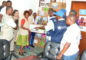 Cérémonie de remise symbolique des médicaments essentiels aux responsables de l'ONG AFPDE d'Uvira par l'OMS à Bukavu, en présence des membres de l'ONG MDA pour le démarrage du projet CERF. OMS/Eugene Kabambi
