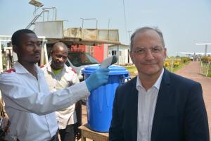 Dr Peter Salama, se faisant prendre la température par un agent du Programme national de l'hygiène aux frontières à l'aéroport de Mbandaka. OMS/Eugene Kabambi