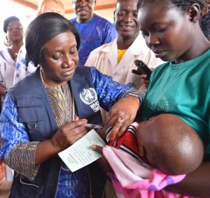 Le Representant de l'OMS au Burkina Faso vaccine un enfant contre la rougeole