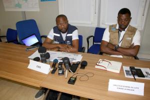 De gauche à droite, Dr Michel Yao, gestionnaire de la riposte pour l'OMS au Nord Kivu, et le Dr Bathé N'djoloko Tambwe, coordonnateur de la riposte contre Ebola pour le Ministère de la Santé au Nord Kivu lors du point de presse au Centre des opérations d'urgence à Beni – OMS/Eugene Kabambi. 