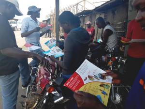 Les jeunes motards sont sensibilisés pour un engagement communautaire en vue d'une prise de décision appropriée de se protéger face à Ebola. Ici au village Tagba où était décédée une personne confirmée d'Ebola, en Ituri – OMS/Eugene Kabambi