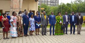 Photo de groupe des officiels lors de la campagne nationale de dépistage des hépatites virales du personnel de santé en exercice et en formation le 28 Juillet 2022 à la Faculté des Sciences de la Santé (FSS) de Cotonou