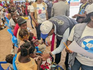 OMS vacinando uma criança durante o lançamento da 2ª Rodada da campanha contra a poliomielite