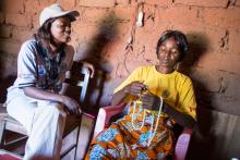 Rebecca Kalenga (à gauche), un médecin du Comité international de secours, rend régulièrement visite à Pascaline et aux autres relais communautaires, afin de leur donner des conseils et de suivre leur action.