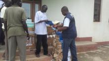 Mr Liyosi handing over the supplies to the state ministry of health Tonj State. Photo WHO