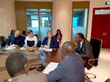 Le Dr Oly Ilunga, Ministre de la Santé Publique s'exprimant devant la délégation conjointe inter institutions - Salle de réunion de l'Immeuble du Gouvernement, à Kinshasa, en présence du Représentant de l'OMS en RDC, le Dr Allarangar Yokouidé. OMS/Eugene Kabambi