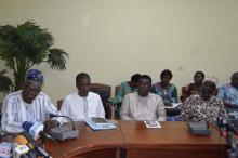 Au milieu en blanc, Dr Didier AGOSSADOU en blanc entouré des membres du Cabinet du Ministre 