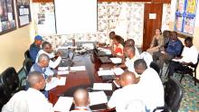 Séance de briefing à Bukavu animée par les experts de l'OMS pour le compte des partenaires concernés (AFPDE et MDA) portant sur les zones géographiques où le projet de l'OMS financé par le CERF est mis en oeuvre ainsi que les résultats attendus. OMS/Eugene Kabambi.