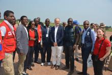 Dr Peter Salama, au centre, lors d'une photo de famille prise sur le tarmac de l'aéroport de Mbandaka, en route pour les zones touchées par Ebola, en présence du Directeur des urgences régionales en Afrique, de la Directrice régionale de la Fédération internationale de la Croix-Rouge et du Croissant-Rouge, du Représentant de l’OMS en RDC etc. OMS/Eugene Kabambi