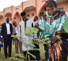La Première Dame du Burkina Faso, après avoir planté un arbre sous le regard du Ministre de la Santé