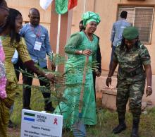 La Première Dame de la Sierra Leone après voir planté un arbre