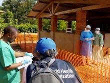 A Mangina, au Nord Kivu, visite de l'équipe de l'OMS au premier Centre de traitement Ebola anciennement installé au Centre de santé – Echange avec des hygiénistes et personnels de première ligne – OMS/ Eugene Kabambi