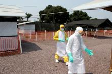 Deux agents de santé portant leur équipement de protection individuelle (EPI) lors des exercices de simulation au centre de préparation de Kinkole, au Sud-Est de Kinshasa, dédié à Ebola par le MS. OMS/Eugene Kabambi