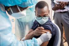 Prof. Benjamin HOUNKPATIN, Ministre de la Santé du Bénin se faisant vacciner contre la COVID-19 