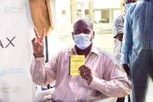 Dr Mamoudou Harouna Djingarey, Représentant Résident pi de l’OMS après sa vaccination contre la COVID-19