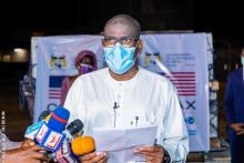 Aperçu de la cargaison des 332280 doses de vaccins Pfizer sur le tarmac de l'aéroprt international CBG de Cotonou