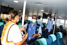 Dr Sainda Mohamed (IM OMS) dans un bateau en provenance de l'île de Mayotte, accosté au port de Mutsamudu Anjouan