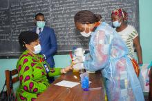 Dr BISSOUMA-LEDJOU Représentante Résidente p.i de l'OMS Bénin et en sa qualité de professionnel de la santé, se faisant dépister e des hépatites virales afin de montrer l'exemple.