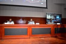 Vue du podium de la cérémonie d’ouverture des Premières Journées Nationales d’Infectiologie du Bénin (de la gauche vers la droite) Dr Angelo ATISSOUNON, Président de la Société Béninoise de Pathologie Infectieuse et Tropicale (SOBEPIT), Prof Benjamin HOUNKPATIN, Ministre de la Santé et Dr Souleymane ZAN, représentant de la Représentante Résidente p.i de l’OMS