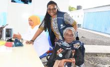 Mme Hadidja Maoulida, 62 ans, a reçu le "coeur bleu" des héros du 14 juin. Ici avec Mme Clarisse Lobo Njikam de l'OMS