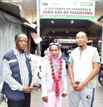 Dr Nassuri (OMS), Dr Hadjira Abdoullatif (PNLP) et un jeune volontaire de Hantsambou