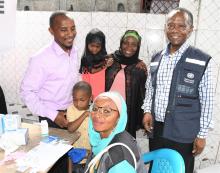 La famille de Soibahaddine aux côtés de Dr Nassuri de l'OMS et de l'agent du PNLP