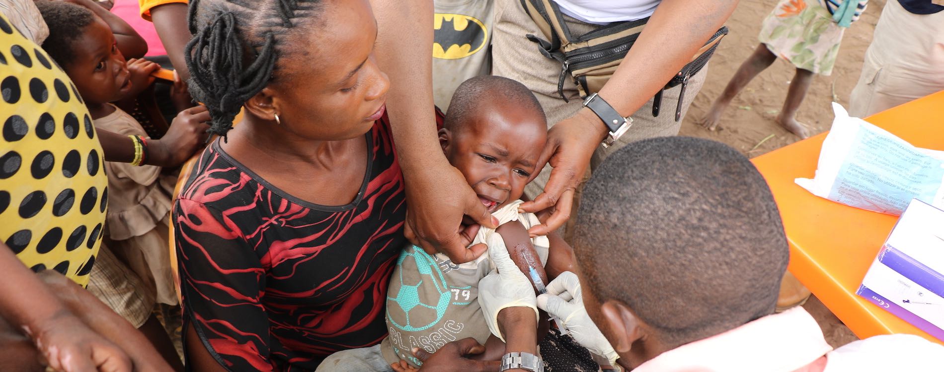 L’OMS et ses partenaires lancent une campagne de vaccination d’urgence afin de contenir la plus grande épidémie de rougeole au monde