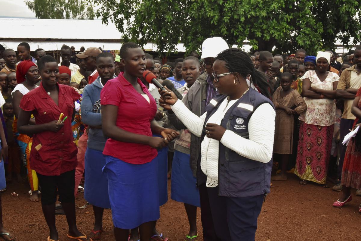 Léa en train de répondre aux questions posées par le Dr. Brigitte Ndelema de l’OMS